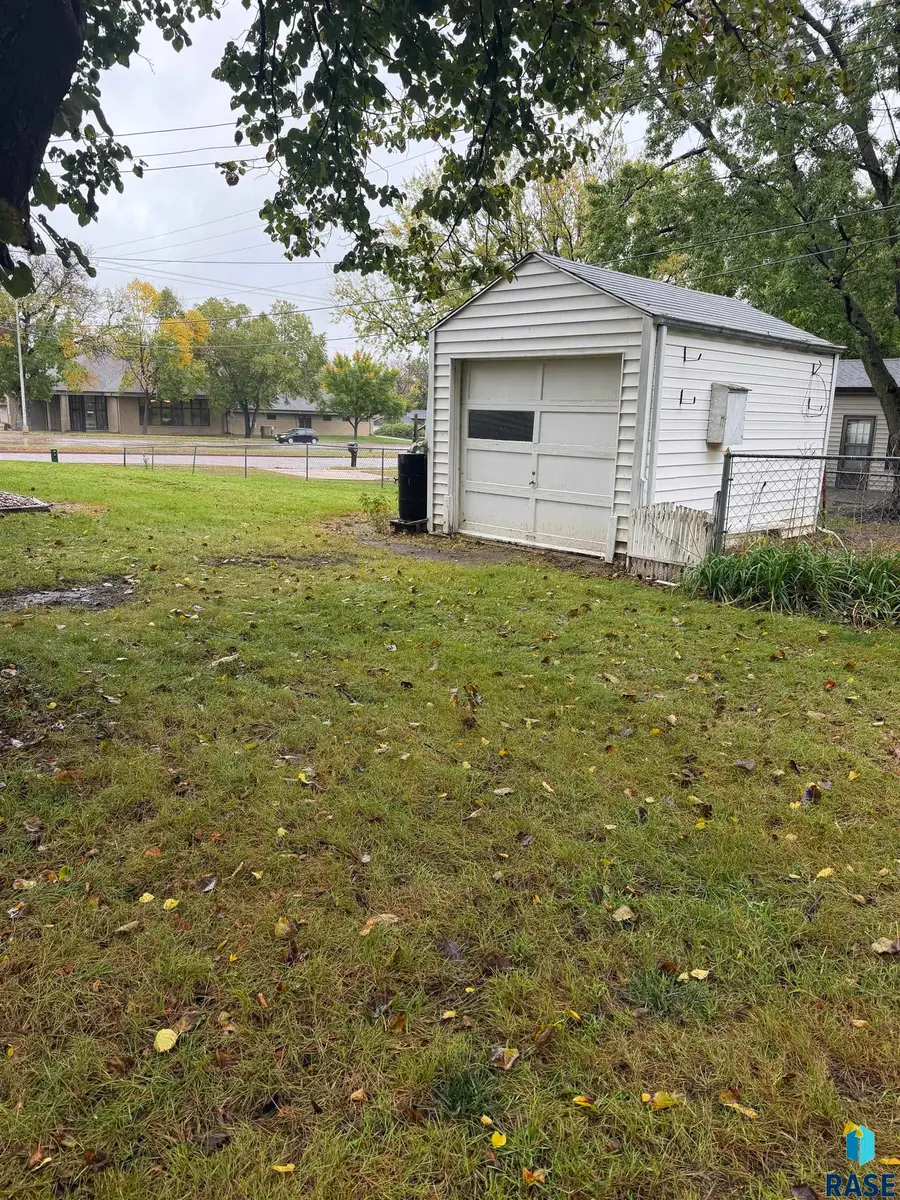 5909 W 41st St, Sioux Falls, SD 57106 - #3