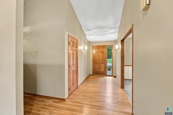 2 S Elkjer Cir, Sioux Falls, SD 57103