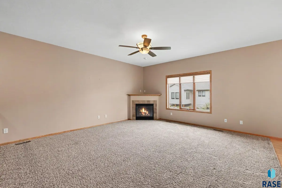 3209 S Foxglove Pl, Sioux Falls, SD 57110 - #1