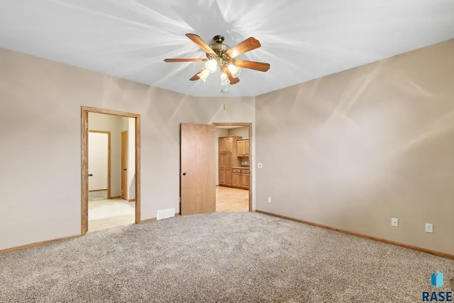 3209 S Foxglove Pl, Sioux Falls, SD 57110 - #2