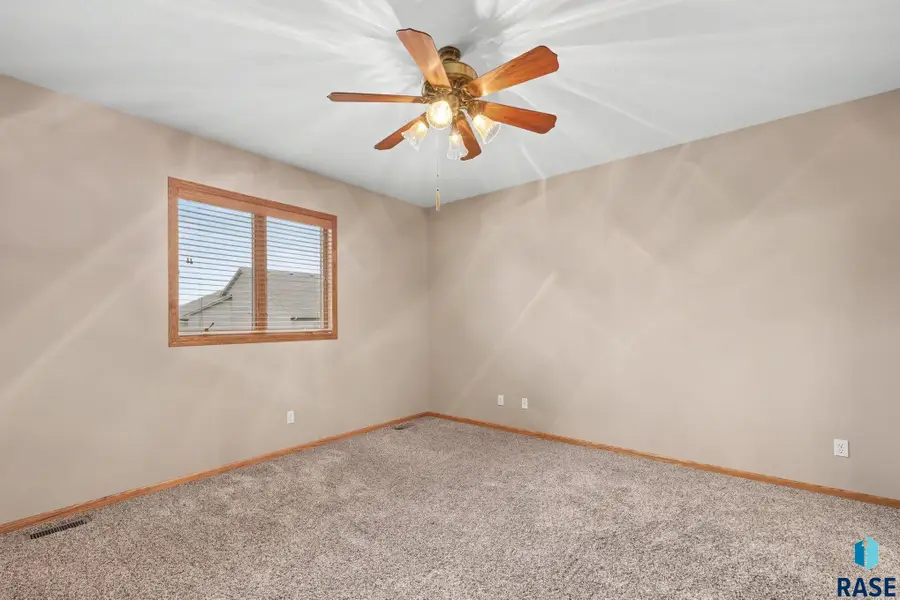 3209 S Foxglove Pl, Sioux Falls, SD 57110 - #3