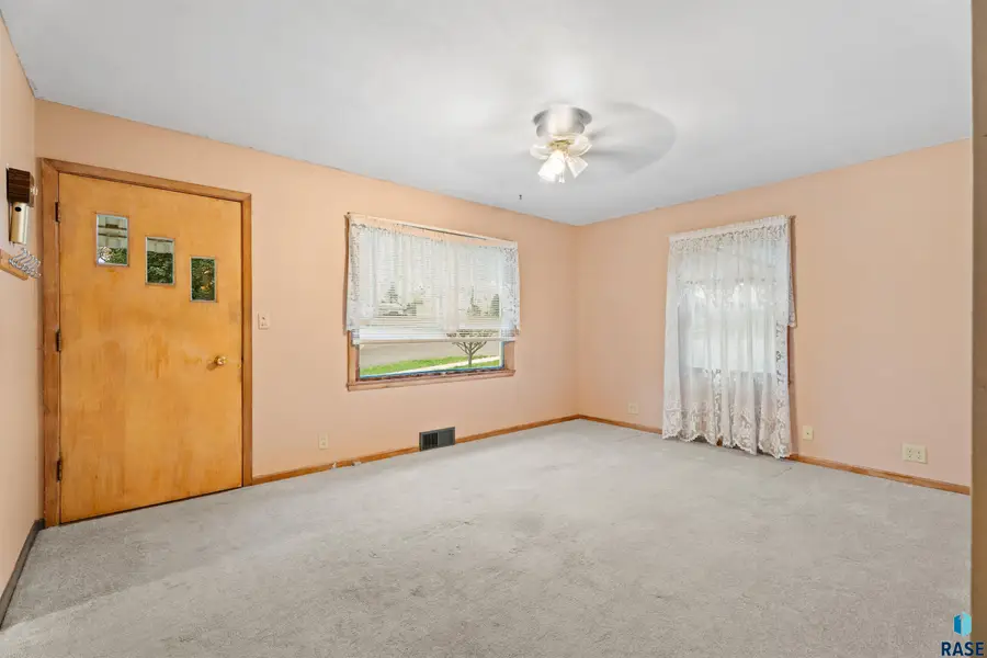 302 E 8th St, Dell Rapids, SD 57022 - #2