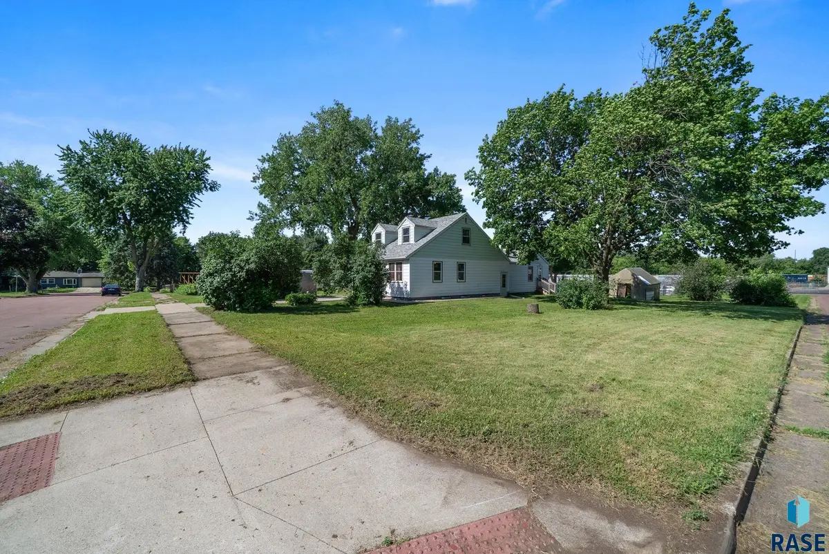 703 S Blauvelt Ave, Sioux Falls, SD 57103 - #1