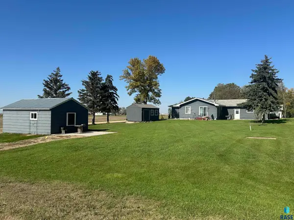 405 W College St, Howard, SD 57349
