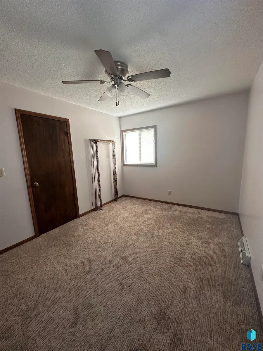 405 W College St, Howard, SD 57349 - #3