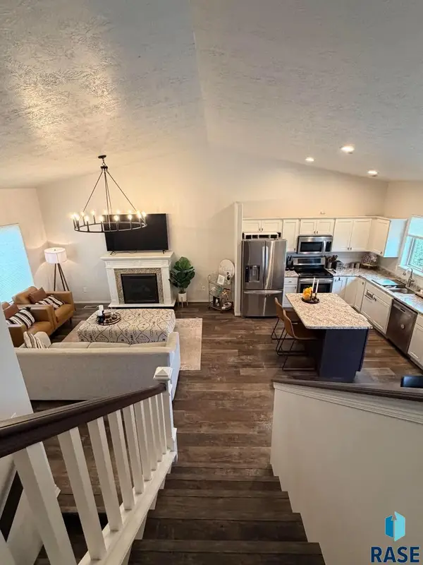 1107 Hemlock Cir, Harrisburg, SD 57032