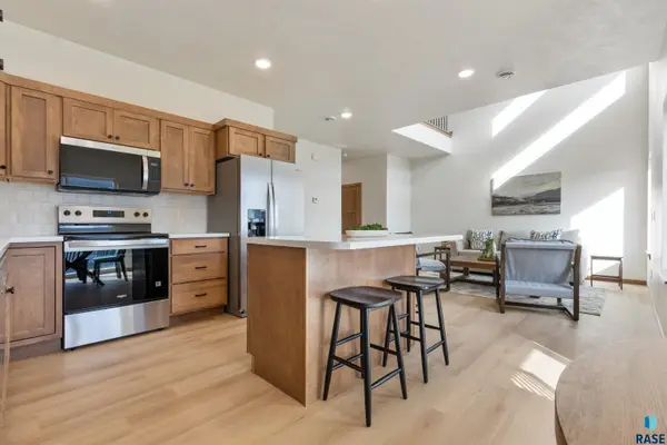 8005 E Tencate Pl, Sioux Falls, SD 57110