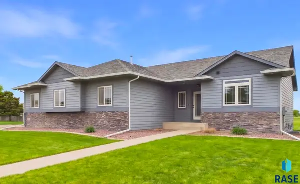 6909 S Shadow Cir, Sioux Falls, SD 57108