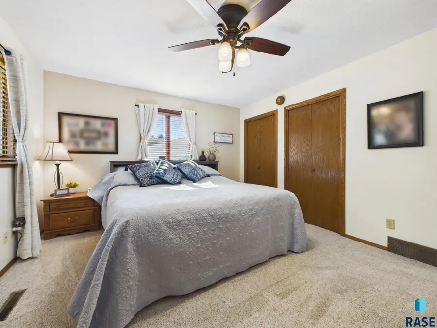 2304 S Woodbine Ln, Sioux Falls, SD 57103 - #3