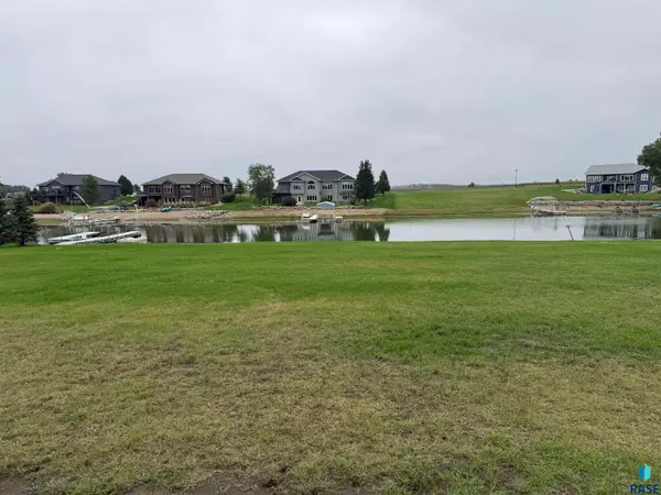 111 Woodland Dr, Madison, SD 57042