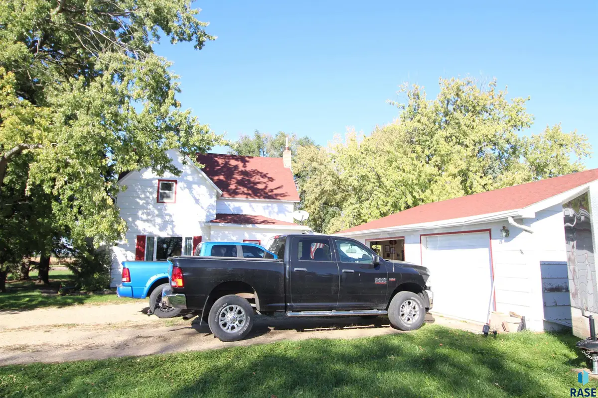 602 N Section Line St, Howard, SD 57349 - #1