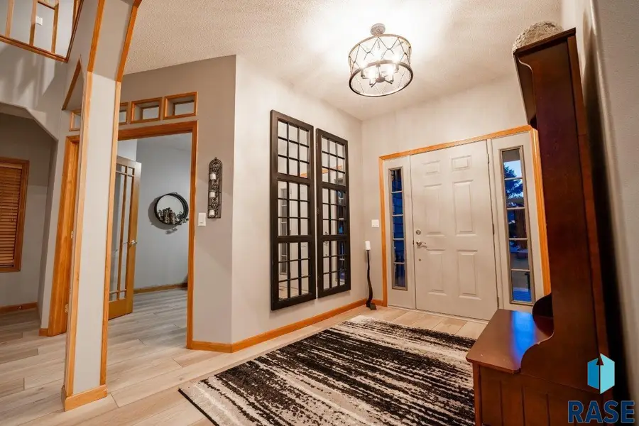 2817 Dailey Dr, Mitchell, SD 57301 - #3