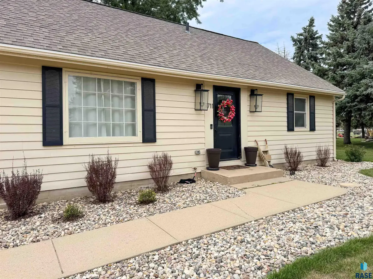 1711 N Wedgewood Rd, Sioux Falls, SD 57107 - #1