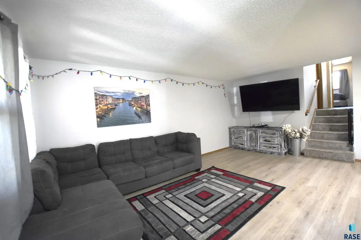 5305 W Birnhamwood Dr, Sioux Falls, SD 57106 - #1