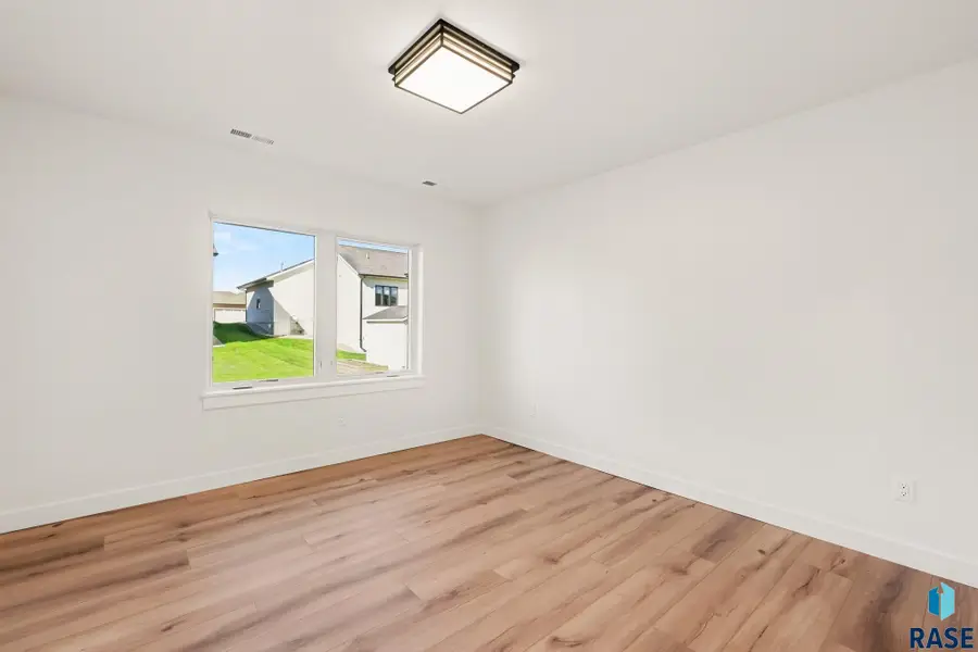 2709 S Maplewood Ave, Sioux Falls, SD 57110 - #3
