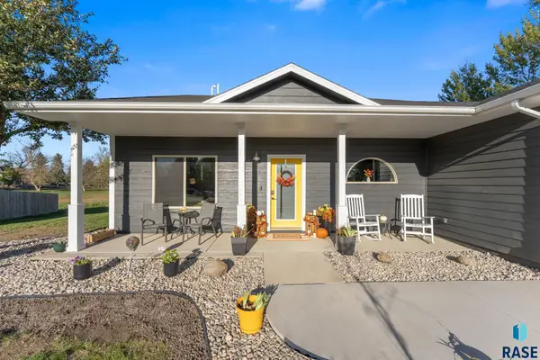 1104 Hemlock Cir, Harrisburg, SD 57032
