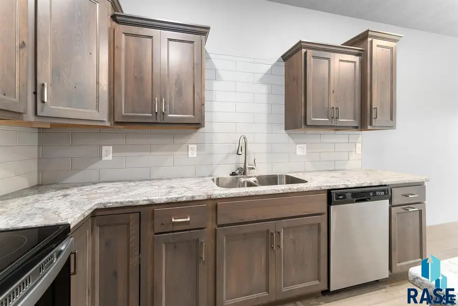 9229 W Laverne Wipf St, Sioux Falls, SD 57106 - #2