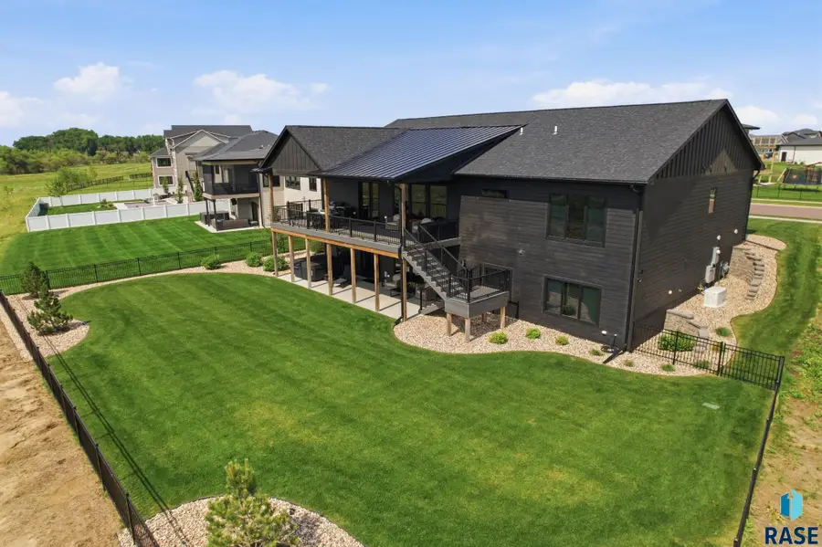 5443 W Colonial Ct, Sioux Falls, SD 57107 - #2