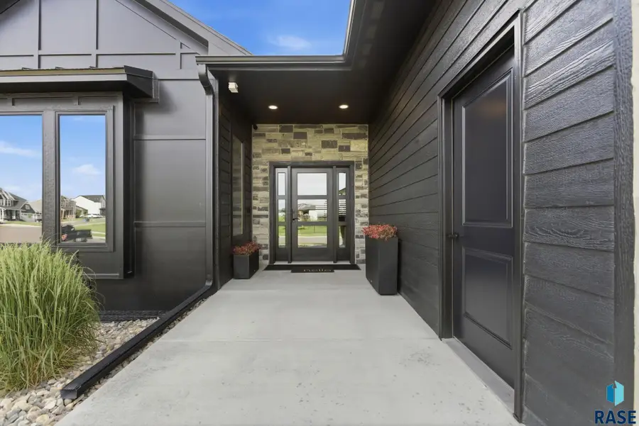 5443 W Colonial Ct, Sioux Falls, SD 57107 - #3