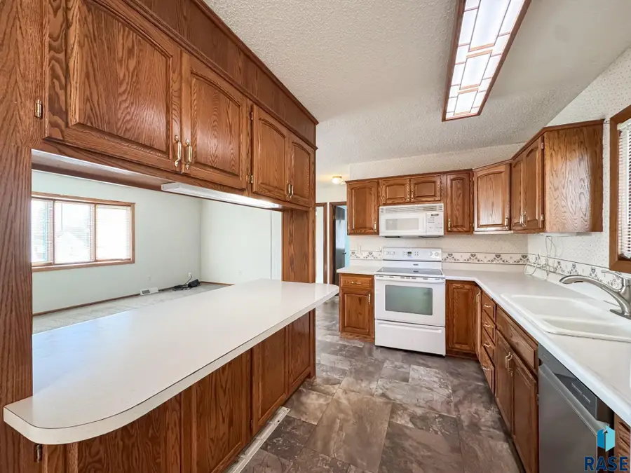 1305 S Annway Dr, Sioux Falls, SD 57103 - #2