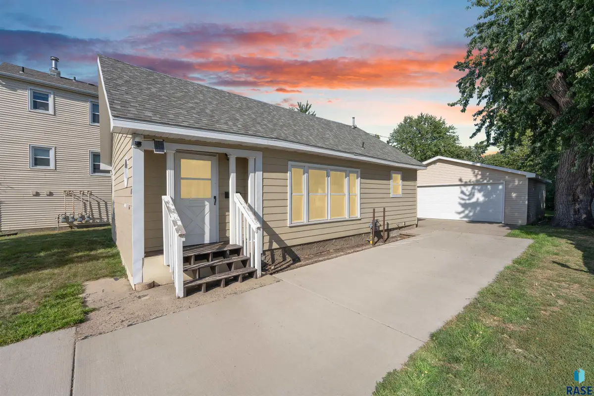 106 S Williams Ave, Sioux Falls, SD 57104 - #1