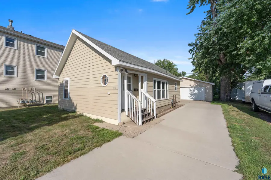 106 S Williams Ave, Sioux Falls, SD 57104 - #2