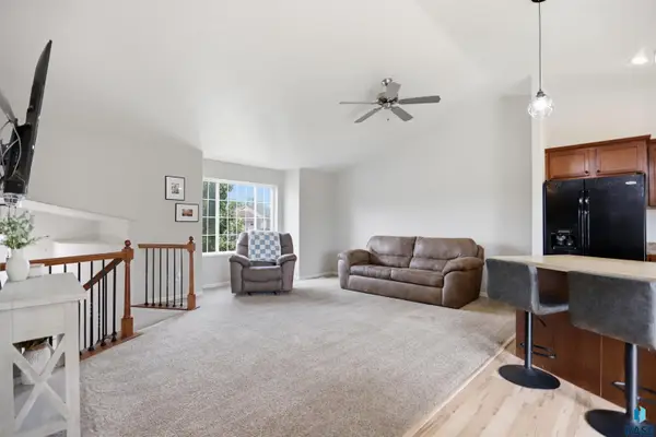 1316 W Creekside Dr, Brandon, SD 57005