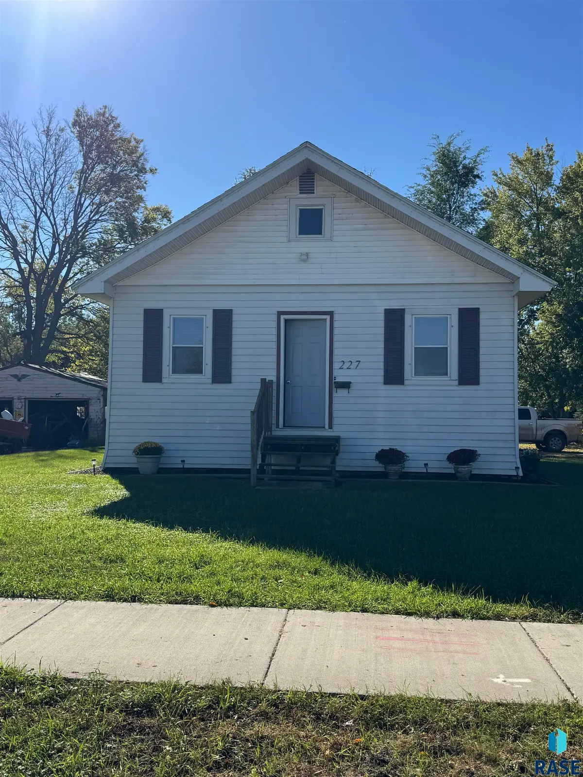 227 SW 4th St, Madison, SD 57042 - #1