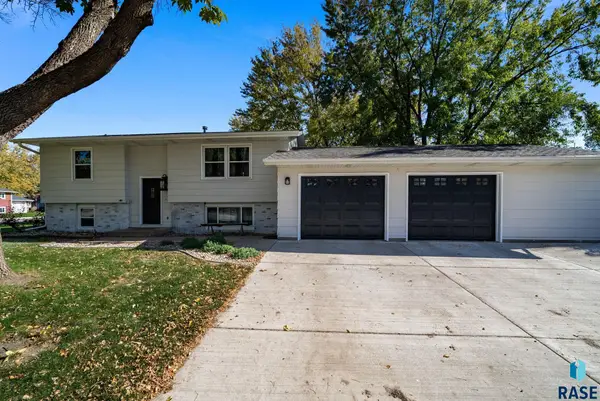 200 Perry Ln, Harrisburg, SD 57032