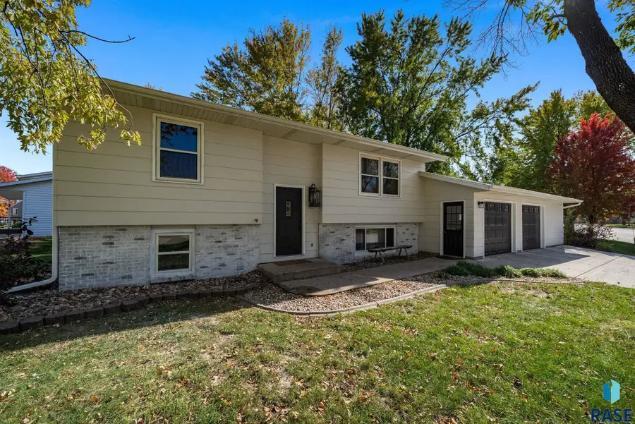 200 Perry Ln, Harrisburg, SD 57032 - #2