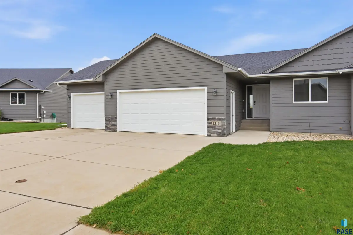 1316 N Archer Dr, Sioux Falls, SD 57103 - #1