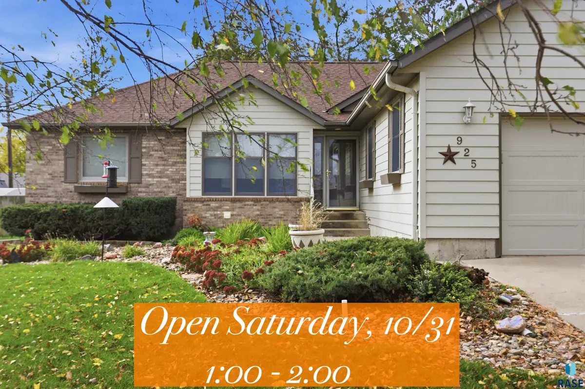 925 N College St, Canton, SD 57013 - #1