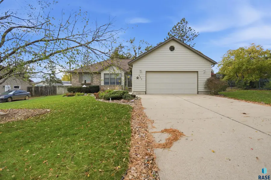 925 N College St, Canton, SD 57013 - #2