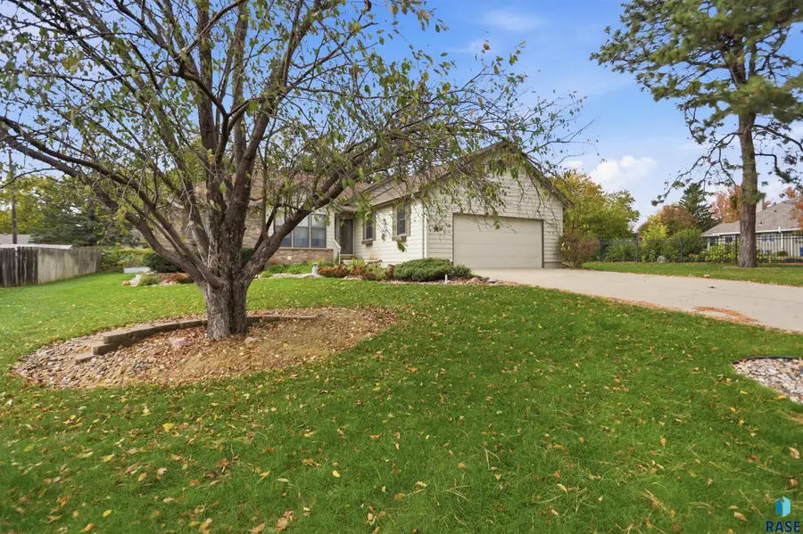 925 N College St, Canton, SD 57013 - #3