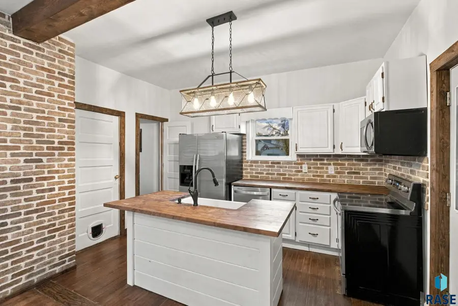 303 E 2nd St, Chester, SD 57016 - #2