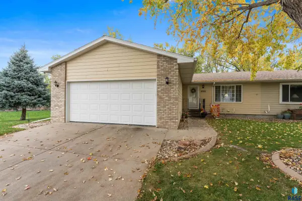 4006 W Newcomb Dr, Sioux Falls, SD 57106