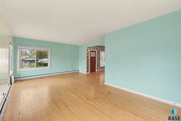 329 W 4th St, Canton, SD 57013