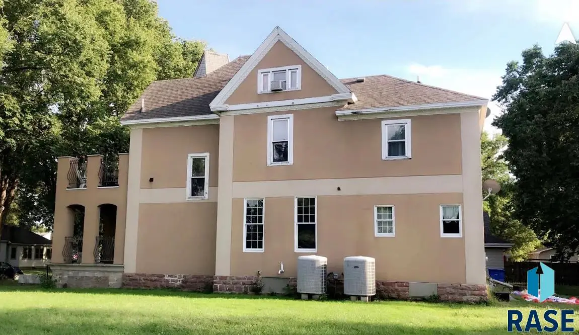 324 Elm St, Vermillion, SD 57069 - #1