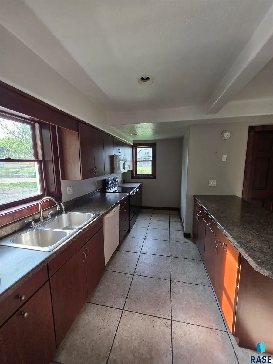 324 Elm St, Vermillion, SD 57069 - #3