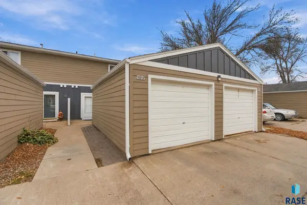 1017 S Newport Pl, Sioux Falls, SD 57106