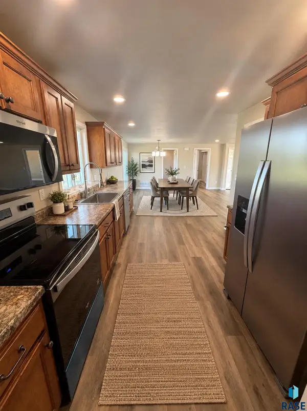 2808 N Bent Grass Ct, Sioux Falls, SD 57107