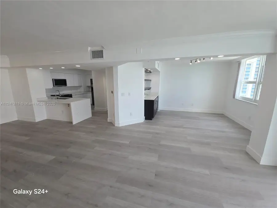 1155 Brickell Bay Dr #3404, Miami, FL 33131 - Image #3
