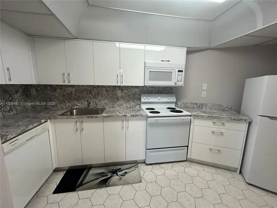 1000 Parkview Dr #511, Hallandale Beach, FL 33009 - Image #3