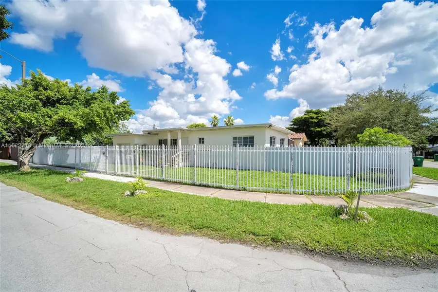 451 NW 30th Pl, Miami, FL 33125 - Image #2