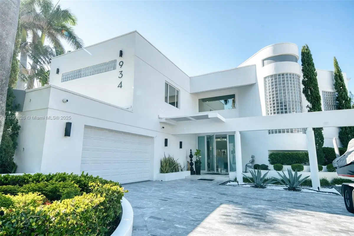 934 S Southlake Dr, Hollywood, FL 33019 - Image #1