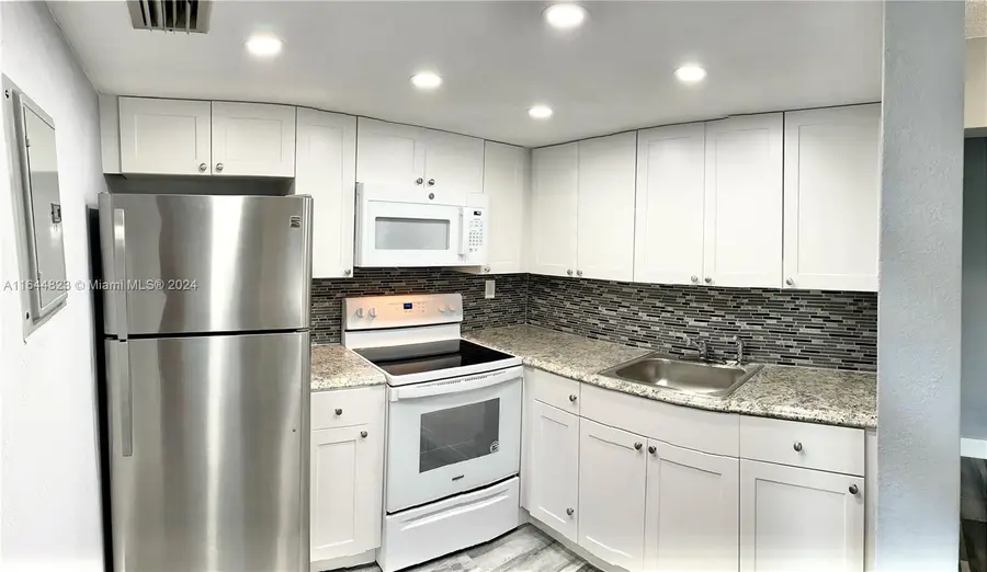 3075 NW 7th St #302, Miami, FL 33125 - Image #2