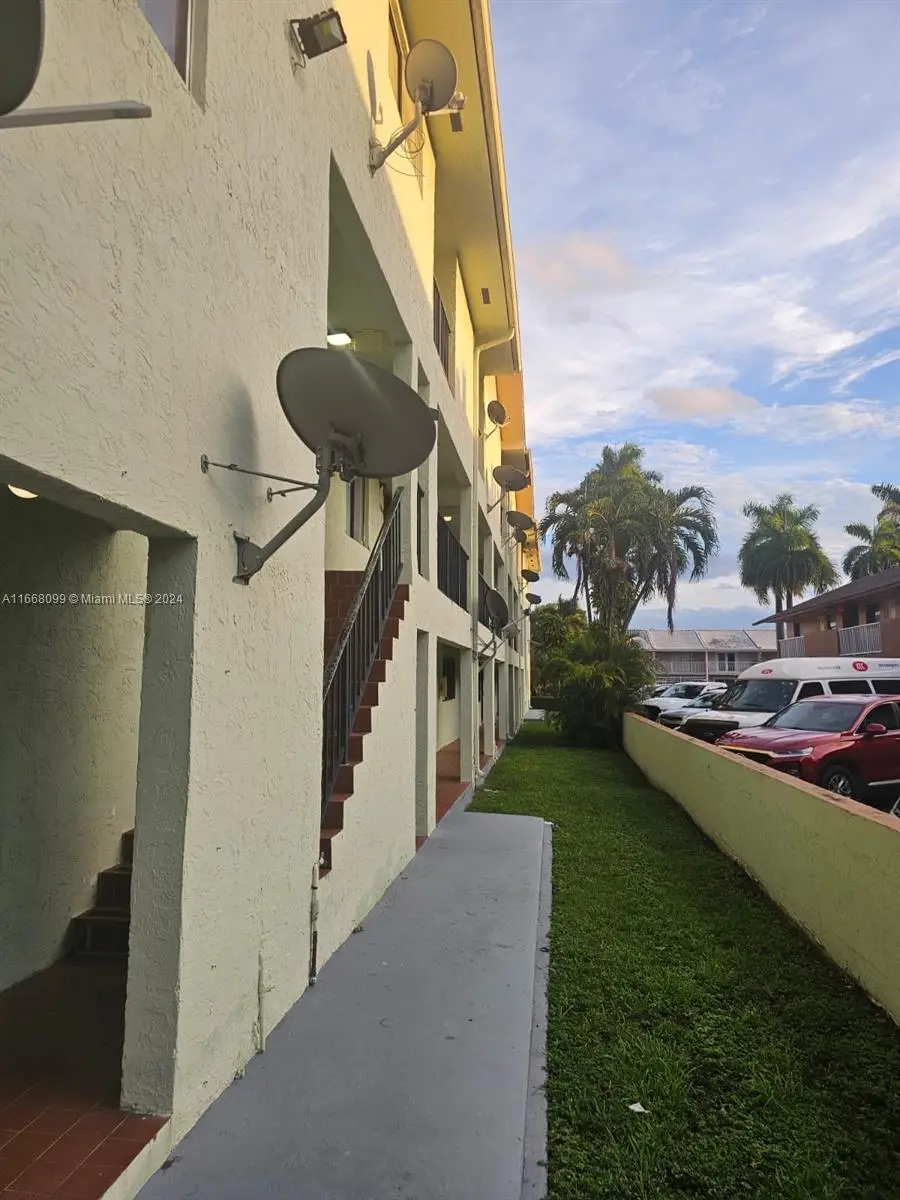 1521 W 42nd Pl #18, Hialeah, FL 33012 - Image #2