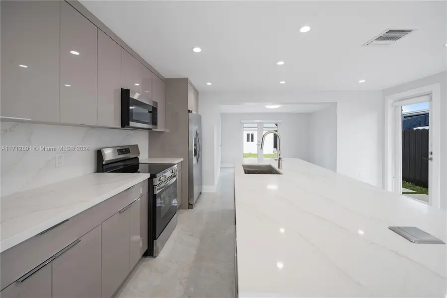 725 E 53rd St, Hialeah, FL 33013 - Image #2