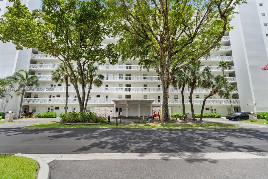 2555 NE 11th St #303, Fort Lauderdale, FL 33304 - Image #2