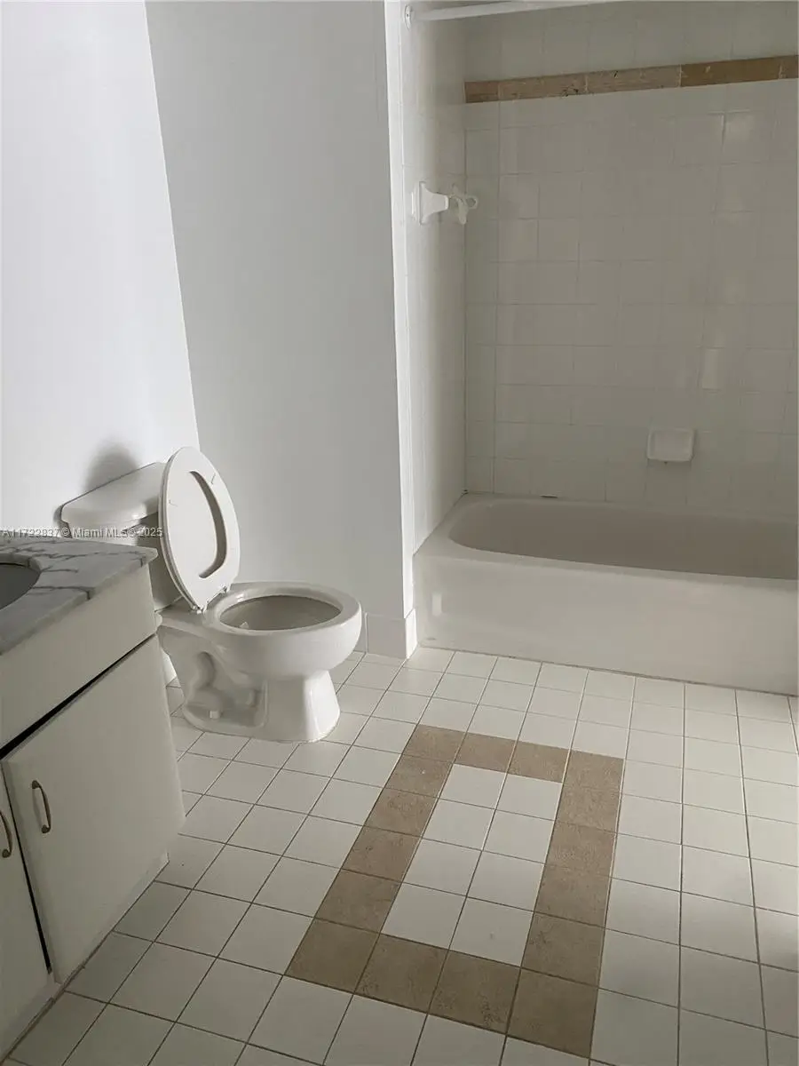 1200 Brickell Bay Dr #2007, Miami, FL 33131 - Image #3